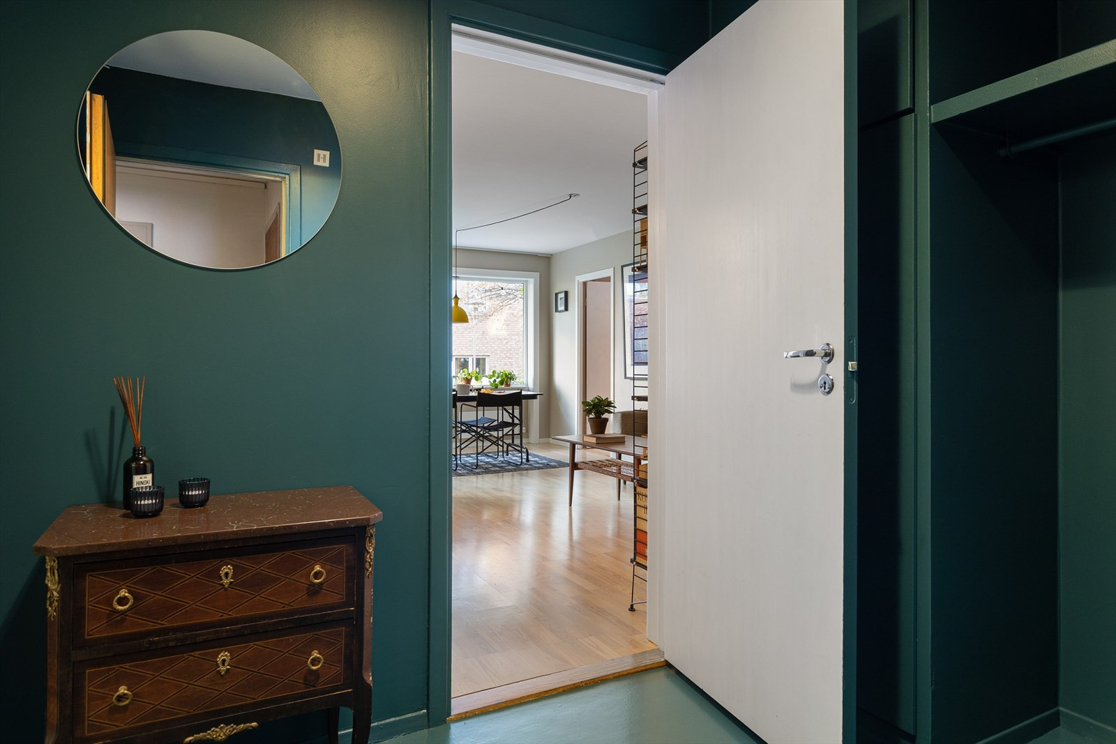 Romslig gang med god oppbevaringsplass.